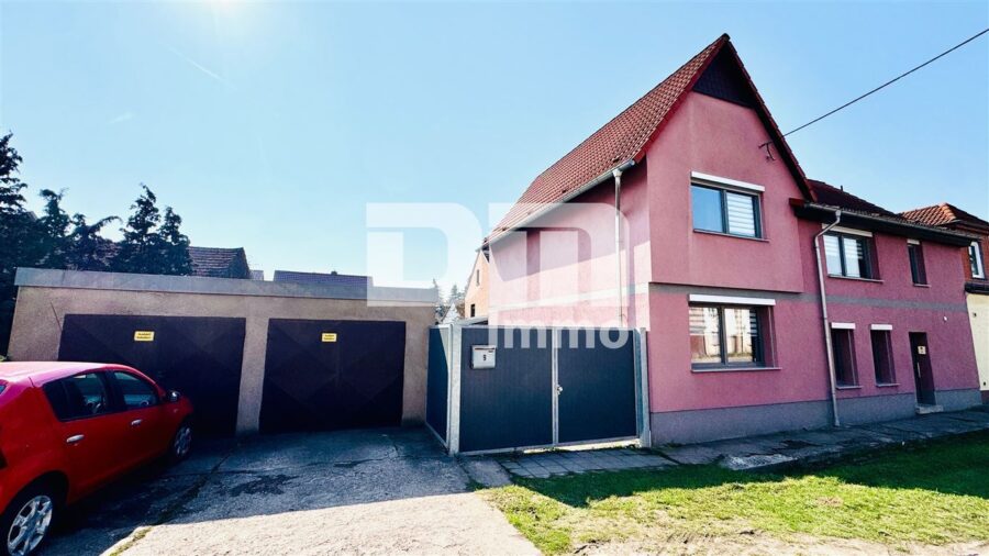 Schönes Wohnhaus mit Doppelgarage, Terrasse und Nebengelass in Traumlage - Frontansicht / Garagen / Zufahrt Garten